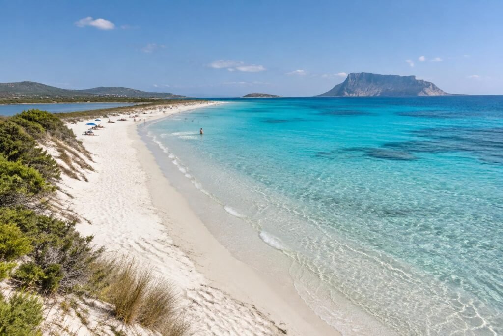 découvrez la plage de la cinta, à san teodoro : sable blanc, eaux cristallines et paysages préservés au cœur de la sardaigne.
