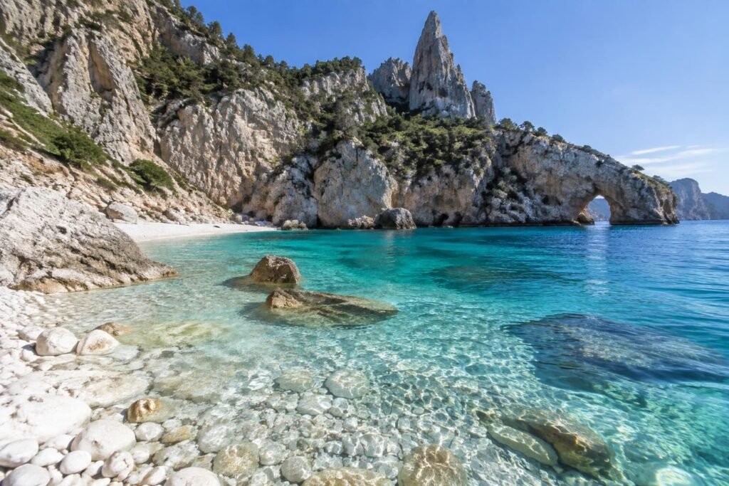 découvrez cala goloritzé, joyau de la sardaigne aux eaux turquoise, célèbre pour son arche naturelle et ses falaises spectaculaires.